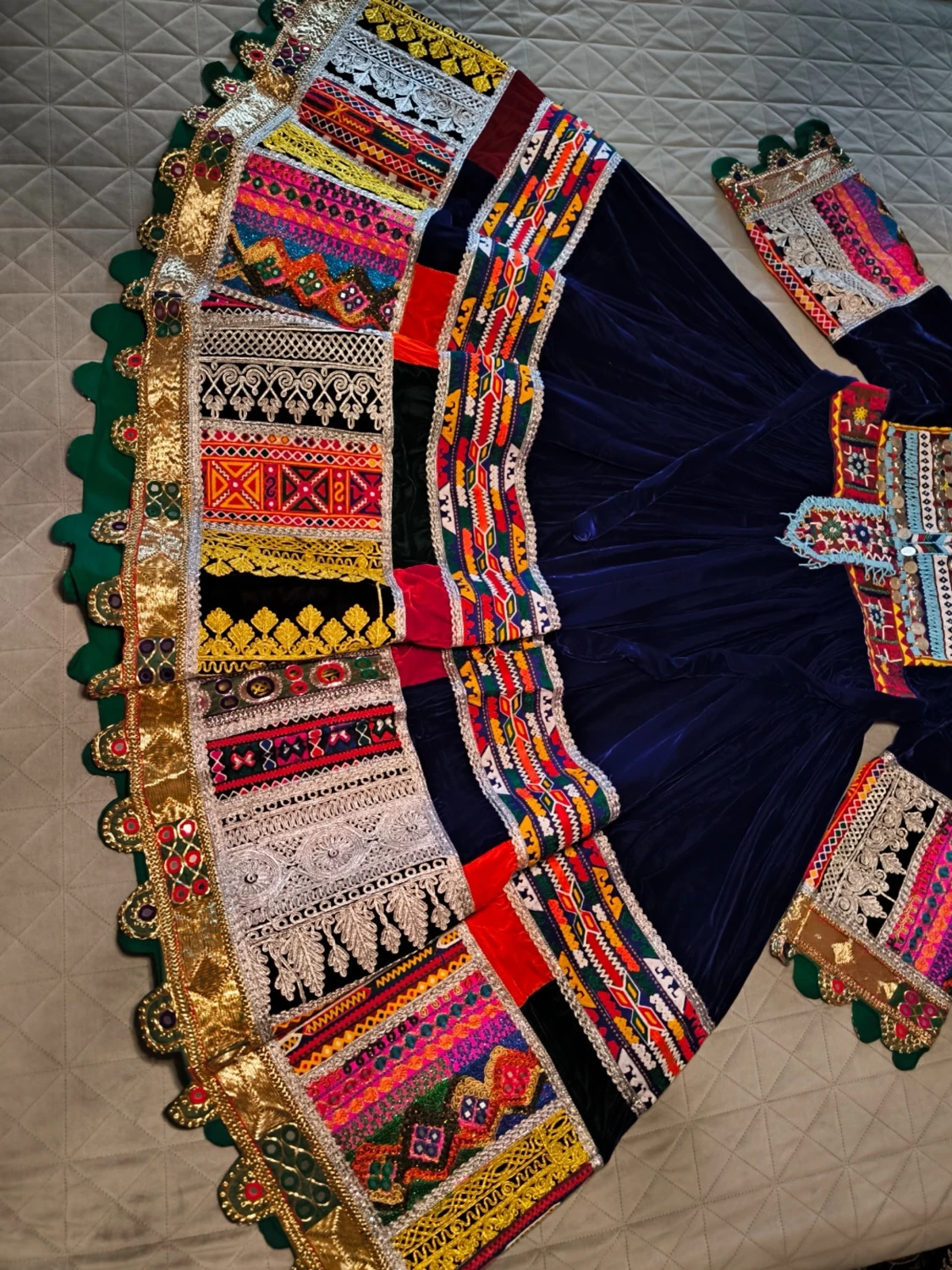 Marinblå långklänning med broderi - 1