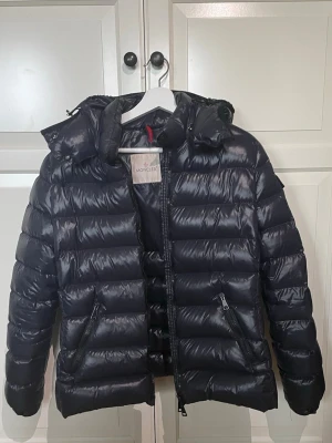 Moncler maya dam - Säljer nu min flickväns Moncler Maya då den är för stor för henne, jackan är självklart äkta och i bra skick, hör av er för minsta fråga