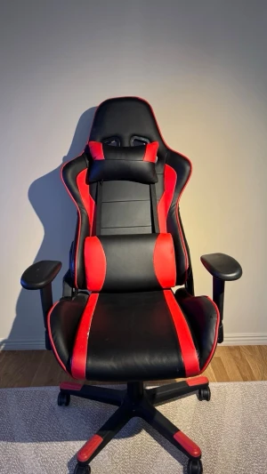 Gamingstol - Bekväm gamingstol i svart och röd. Justerbar höjd och armstöd. Skön att sitta i både vid gaming och plugg/arbete. 
