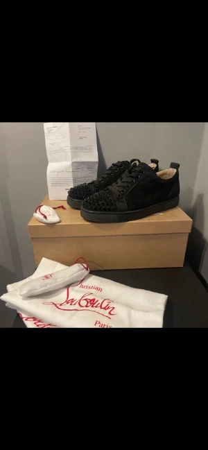 Christian Louboutin svarta  - Svarta Christian Louboutin i mocka med svarta nitar. Kommer med originalkartong och dustbag.