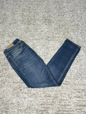 Dondup George - Hej jag säljer ett par Dondup George jeans. Jeansen i riktigt snygg blå färg perfekt för dig som vill ha ett par kvalitetsjeans med grym passform. Nypris ≈3500kr, mitt pris 699kr.  Skick: 9/10 Storlek: W31 Midja: 38cm Lår: 25cm Ytterlängd: 98cm Innerlängd: 75cm  Skriv gärna om du vill ha fler bilder eller har frågor!