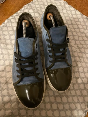 Lanvin  - Ett par unika och äkta lanvins med glänsande cap toe, skorna är knappt använda och har ingen defekt förutom ett litet hål som man ser på sista sliden som knapps syns vid använd och inte stör något. Priset är ej hugget i sten