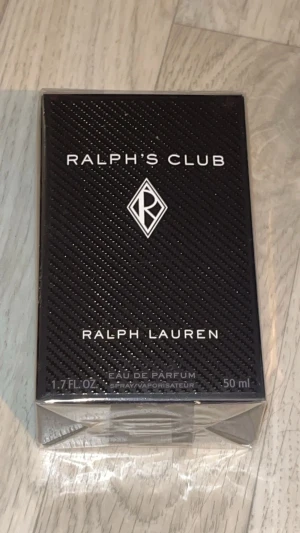 Ralph's Club Eau de Parfum 50ml - Säljer Ralph's Club Eau de Parfum 50ml. Fick i present men aldrig använt, oöppnad. Köpt på Kicks. 1149kr nypris på Kicks. 