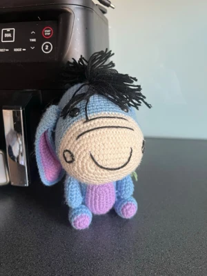 Ior gosedjur  - Bilderna visar en virkad gosedjursfigur, Ior från Nalle Puh - Winnie the Pooh