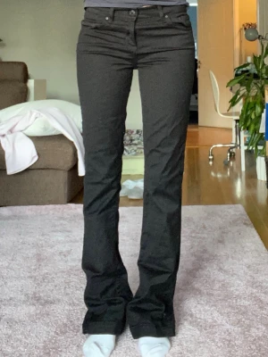 Svarta bootcut jeans från LTB - Säljer ett par svarta jeans från LTB med bootcut-snitt och klassisk femficksdesign. Modellen fallon. Storlek w27 l34 midjemått 38cm innerbenslängd 86cm