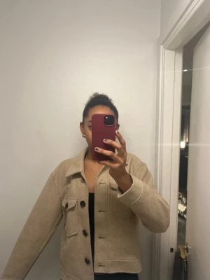 Beige overshirt med stora knappar - Jätte fin höstig kappa/jacka. Säljer då den tyvärr blivit för liten💕🍂
