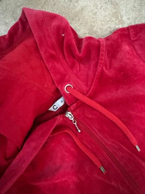 Pyjamas set  - Säljer detta pyjamas set för 150 kr. Byxan i stl S och koftan i stl M. 