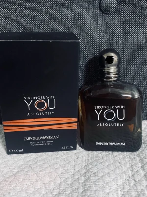 Stronger With You Absolutely 100ml - Parfymen Stronger With You Absolutely från Emporio Armani, 100 ml. Ingredienser: alkohol, parfym, vatten, butyl methoxydibenzoylmethane, coumarin, linalool, isoeugenol, limonene, m.fl. Tillverkad i Frankrike. Snygg och modern doft för dig som vill sticka ut.