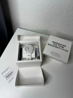 Mission to the Moonphase “Snoopy Full Moon” - Mission to the Moonphase Snoopy Full Moon. Vit, ikonisk och en modell som verkligen sticker ut.  Mycket fint skick. Originalbox och tillbehör ingår (se bilder).  Skickas välpackad eller möts upp enligt överenskommelse. Hör av dig vid frågor, funderingar eller om du vill ha fler bilder. 