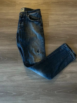 Jeans från Morris  - Säljer dessa unika jeans från Morris | slitningar är hemmagjorda | skriv för frågor och funderingar!