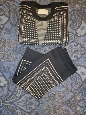 Samsøe Set - Tröja och Kjol - Snyggt set från Samsøe Samsøe bestående av en tröja och en kjol. Mysigt och stilrent set i nyskick. Nypris låg på 3000 - 4000 kr