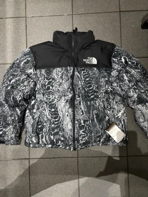 North face tnf nuptse 1996 - Säljer min north face tnf nuptse black Wood som köptes förra året i Oslo. Helt ny har har bara testats inomhus. Kan mötas i Stockholm eller frakt. STORLEK L . Nypris på den 4000kr