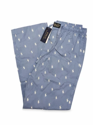 Pyjamasbyxor - Polo Ralph Lauren - Blå pyjamasbyxor från Polo Ralph Lauren med vitt broderat mönster av deras klassiska logga över hela tyget. Byxorna har resår i midjan och snörning för extra komfort. Tillverkade i mjuk bomull som känns skön mot huden.