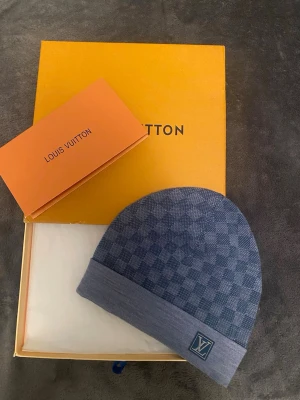 Louis Vuitton Mössa - Hej säljer en Louis Vuitton mössa i färgen ljusblå, väldigt eftertraktad mössa som sticker ut väldigt mycket. Storlek one size skick 10/10 hör av er för mer info.