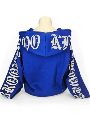 Y2k hoodie unisex - Jättesnygg y2k hoodie i unisex. Hoodien är unbranded och köpt secondhand men i bra condition. Storleken är ungefär M-L