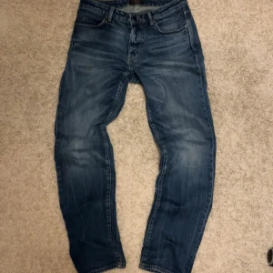 Neuw Ray Straight jeans  29/32 - Säljer ett par blå jeans från Neuw i modellen Ray straight. Sparsamt använda utan fläckar. 103-104cm längd och 40-41cm vid midjan. Tveka inte på att skriva ifall du har några fler frågor!