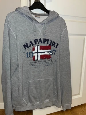 Napapijri hoodie  - Skön Napapijri hoodie i bra skick storlek M. Skön passform, finns en liten fläck längst ner på tröjan (se bild) men det är inget man tänker på. 