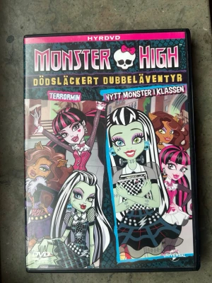 Monster high: dödsläckert dubbeläventyr - Dubbel DVD med två spännande Monster High äventyr: Terror i min och Nytt monster i klassen. Följ med dina favoritmonster på nya äventyr.  Finns på språk: Svenska, Danska, Norska, Finska, Engelska, Spanska.  OBS!! skivorna är begagnade så det kan förekomma repor/hairlines på skivorna, men då jag kollar igenom alla filmer jag säljer garanterar jag att alla funkar felfritt om inget annat står! :)