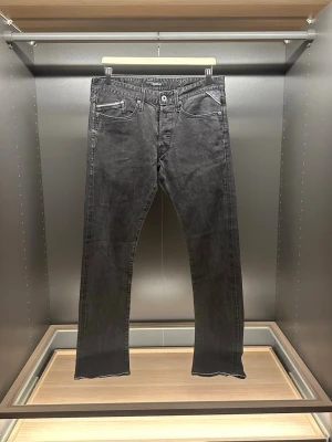 Replay jeans - Lite shysstare jeans från Replay. Klassisk femficksdesign med Replay-logga på myntfickan och snygga detaljer vid fickorna. Jeansen har raka ben och är tillverkade i slitstarkt bomullsmaterial. Perfekt för dig som gillar stilrena och tidlösa jeans. Hör av er vid minsta lilla fråga.