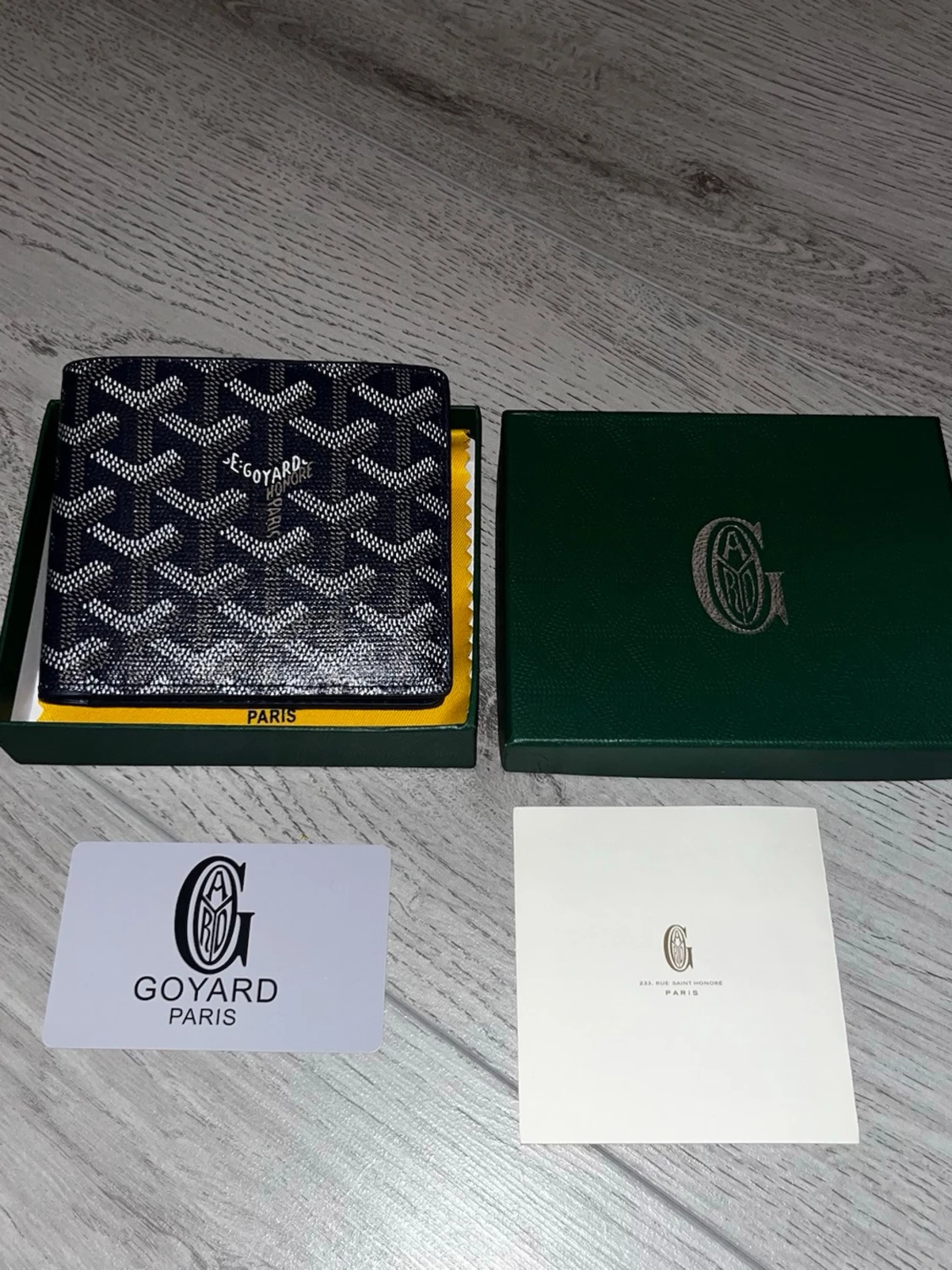 Svart G plånbok med mönster