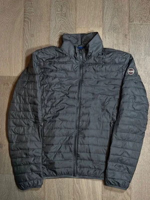  Colmar - Säljer en riktigt schysst colmar jacka, skick är i toppklass då det inte finns ngn defekt alls som man ser på bilderna. Storlek är medium men passar nog smal också. Vi startar priset på 999kr men priset är inte hugget i sten