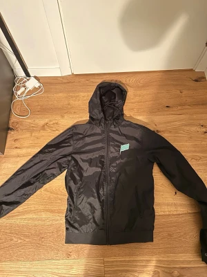 Hammarby vindjacka - Svart hammarby vindjacka i storlek s. Hör av dig om du har några frågor!