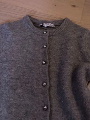 Stickad kofta  - Assnygg populär stickad kofta ifrån Zara. Några av knapparna sitter lite löst men går absolut att sy till. (Se sista bild). Storlek S men liten i storlek.