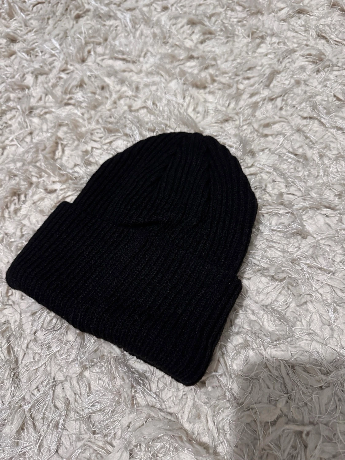 Svart ribbad mössa från Prada - 2