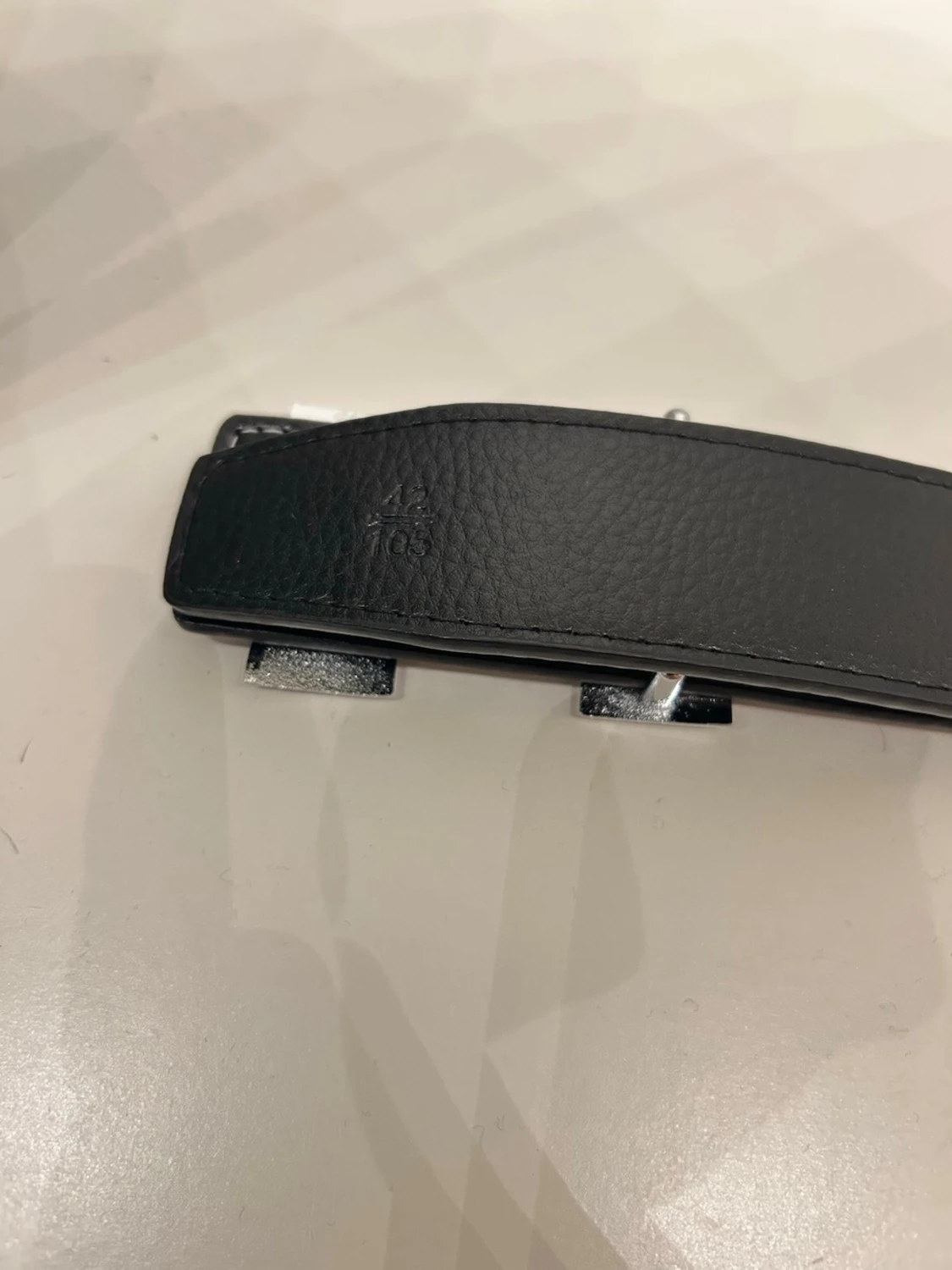 Svart bälte med H spänne - 1