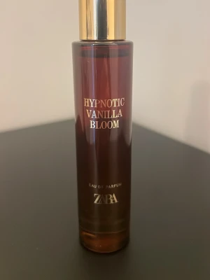 ZARA Hypnotic Vanilla Bloom parfym - Modern Eau de Parfum från ZARA med stilren design och trendigt namn. Perfekt för dig som vill sticka ut och addera en cool touch till din look.