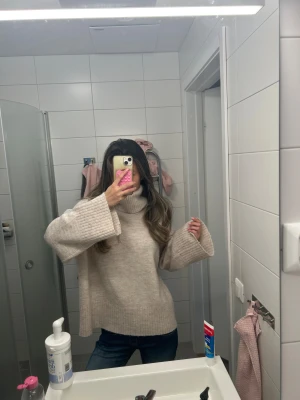 Stickad tröja med polo - Säljer denna vita/ beiga stickade polotröja i mycket fint skick, använd enstaka gånger🥰 Storlek Xs men jag är en S och passar utmärkt!