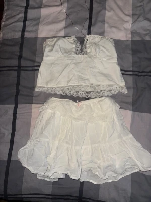 Vit bandeau tubtopp med spetsdetaljer - Det är från pull and bear, går att köpa separat 