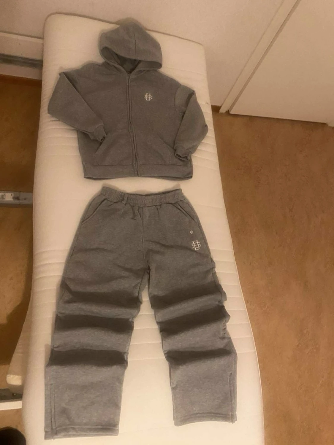 Grå mjukisbyxor med logga