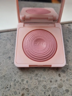 CAIA Glow Blush Raspberry Passion - Fast pris , jag kan fixa fri frakt men kontakta mig innan köp! 🌸Säljer en CAIA Glow Blush i färgen Raspberry Passion. Rougen kommer i en ljusrosa, kvadratisk dosa med spegel och har en skimrande, hallonrosa nyans. Pressad puderformula med cirkulärt mönster. Perfekt för att ge kinderna en fräsch glow. Använd få gånger. 