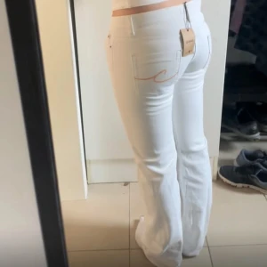 Vita bootcut jeans  - Snygga vita jeans med bootcut passform och låg midja🤍använd ett fåtal gånger och tagit bort prislappen!! Innerbenslängd är 78 cm och midjemått 41 cm☺️☺️💕