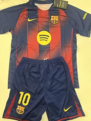 Lamine Yamal Barcelona 25/26 Barnset - Fotbollströjor och shorts. Helt ny och oanvänd, med tag kvar. Detaljrik i inofficiell version. Ca 158-160cm