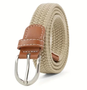 Flätat bälte - Beige - Ett stilrent flätat bälte i färgen beige som passar både vardag och fest. Den elastiska flätningen ger en bekväm passform och gör bältet enkelt att justera. Ett tidlöst och prisvärt val för endast 99kr 