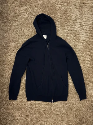 John Henric Sweden Kashmir Tröja  - Till salu! En schysst Kashmir Luvtröja från John Henric Sweden. Storlek Medium! Viktig info! (Hål i höger arm) Vilket gör att den är sänkt i pris! Den går fortfarande att ha men hålet syns. Tveka inte att höra av dig vid frågor eller liknande uppkommande problem vid handel av varan🙏