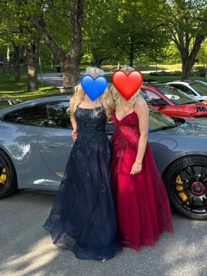 Balklänning marinblå  - Säljer min fantastiska glittriga balklänning från JJ'house. Knytning i ryggen som gör banden justerbara. Den är uppsydd av skräddare för att passa runt 165, jag är 155 och hade 8 cm klack på bilder!  Skriv om du har några frågor! Superbra skick 💙