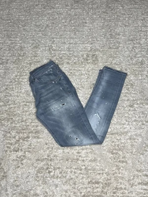 Dondup George  - Hej jag säljer ett par Dondup George jeans. Jeansen i riktigt snygg grå färg med slitningar perfekt för dig som vill ha ett par kvalitetsjeans med grym passform. Nypris ≈3500kr, mitt pris 899kr.  Skick: 9/10 Storlek: W32 Midja: 38cm Lår: 26cm Ytterlängd: 103cm Innerlängd: 80cm  Skriv gärna om du vill ha fler bilder eller har frågor!