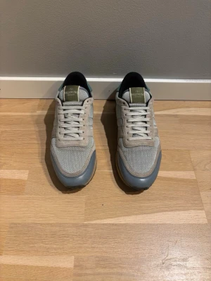 Valentino Rockrunners - Valentino Rockrunners| Storlek: 42 passar 43| Skick: 8,5/10 defekt på femte bilden| Pris: 1499kr| Priset går alltid att diskutera!| 