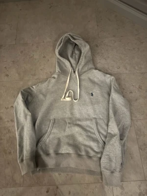 Grå Ralph Lauren hoodie - Säljer en grå polo Ralph Lauren i storlek S. Den är använd 1 gång och tvättad 1 gång. Säljer den för ett tilltugg bra pris.                                                     Kom privat vid frågor å funderingar😊