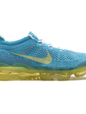 Nike Vapormax Flyknit blå/gul - Nike Vapormax Flyknit sneakers i ljusblått med stickad ovandel och vit snörning. Swoosh-loggan är gul och sulan är transparent gul. Skon har ventilerande meshdetaljer och en unik, bouncy plattformsula som ger grym komfort och stil.