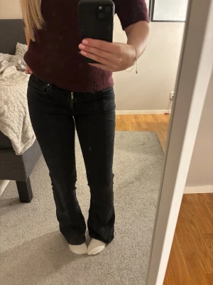 Low waist bootcut jeans - Säljer ett par svarta jeans med bootcut passform och med låg midja. Inga tecken på användning och bra passform. 