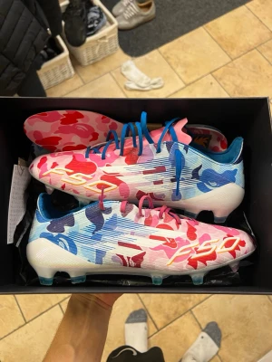 Adidas F50 Elite x BAPE fotbollsskor - Köpte nyss ett par Adidas F50 Bape som tyvärr inte passar. Storlek 42 och fint skick, använda ca 1 gång. Låda, påse och sulor tillkommer✅