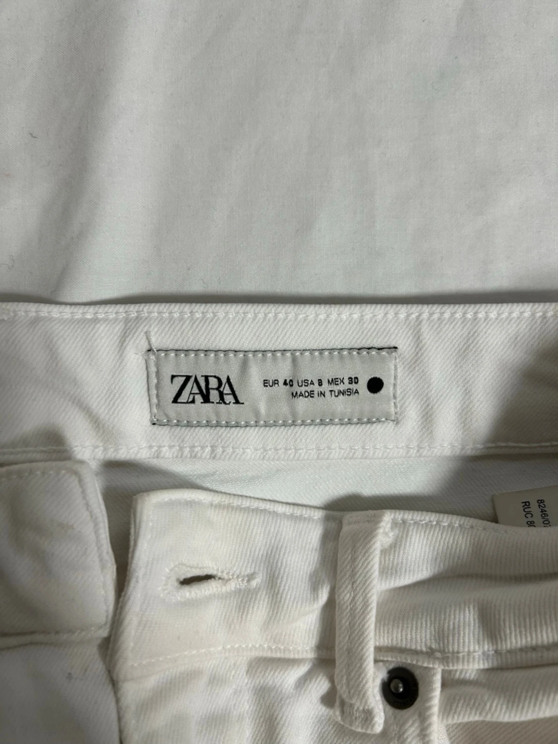 Vita utsvängda  jeans från Zara, strl 40 - 1