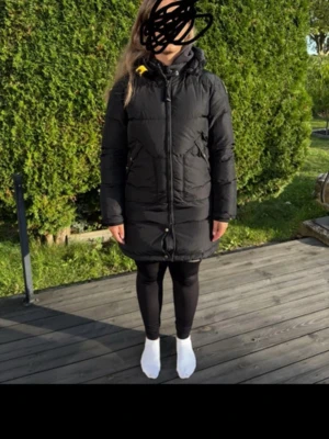 Parajumpers vinterjacka - . Modellen heter Hooded down coat är från 2021.Jackan har en patch på axeln och praktiska fickor med knappar. Perfekt för kalla dagar och riktigt skön att bära.köpt på kidsbrandstore på Emporia hyllie 2021. Använd i endast två vintrar. Finns en autenticitet qr-kod inuti. Knappar och en svart patch tillkommer i köpet som aldrig använts. Storlekn är Young large och motsvarar strl 176, själv är jag en S och 160cm. Skulle säga att det är mer vuxen strl än barn strl. Nypris 6000kr.