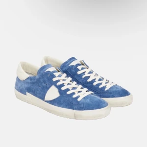 Philippe Model PRSX (helt nya) - | Säljer två par helt nya Philippe Model PRSX sneakers. | Storlek: 42, 43 | Box & dustbag ingår. | Hör av dig vid frågor eller funderingar.