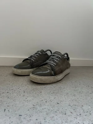 Grå lanvins  - Säljer mina grå lanvins pga att dom inte kommer till användning längre. Dom är använda sparsamt men det finns ändå några tecken på användning. Hör av dig vid frågor! 