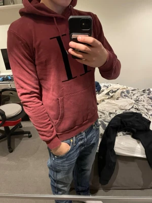 Les deux hoodie  - En snygg leus deux hoodie i ett bra skick. Tröjan är i storleken L men är som M eller kanske till och med lite mindre. Ett mycket bra pris men går att diskutera! Skriv vid minsta fundering!🤩🤩